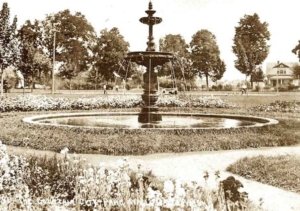 The Pioneer Park fountain in an early photograph. Oregon Historical Society.
