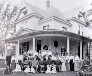 The second Hungate house  extant at 429 East Sumach Street, showing Cynthia Jane Hungate Reed in the second row, fifth from left.