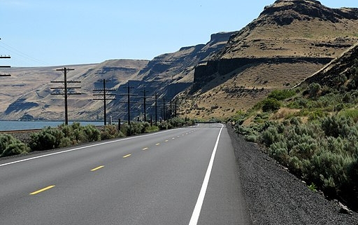 Looking east on US 730 as it travels along Lake Wallula in Oregon, approaching the state border with Washington
