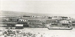 The NP facilities included an eight-stall roundhouse and car repair sheds. The rail cars are on sidings. Columbia River islands are in the background. Whitman College and Northwest Archives.